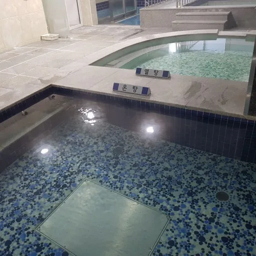 대정맑은해수사우나의 열탕과 온탕의 바닥은 버블버블한 둥근 원형의 디자인 바닥으로 되어 있다.