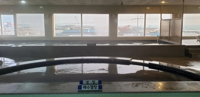대정맑은해수사우나의 내부에서 보이는 오션뷰와 수증기
