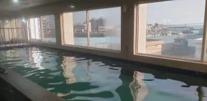 대정맑은해수사우나의 내부에서 보이는 모슬포항 주변의 바다가 펼쳐보인다