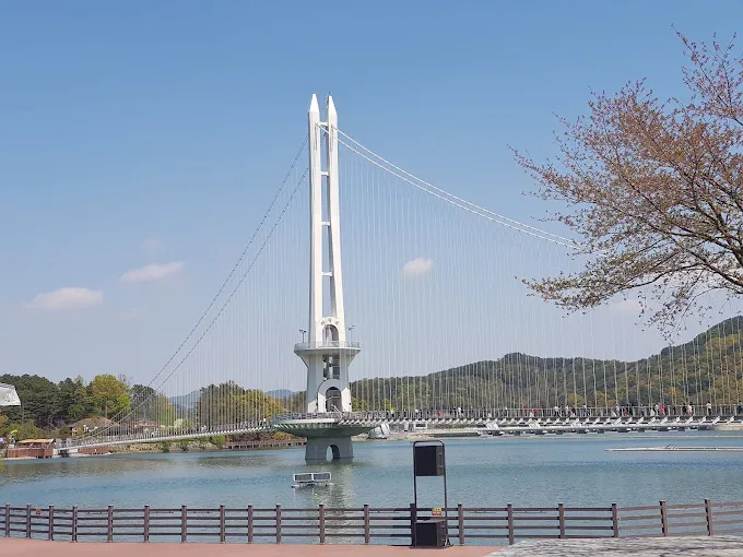 국내 최장 길이의 예산 예당호 출렁다리
