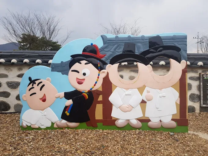 관리가 주민을 바라보며 웃는 모습을 바라보는 의좋은 형제 포토존