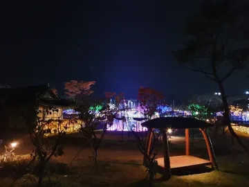 충남 예산의 덕산온천지구에서 촬영한 야경, 조명으로 물든 고요한 산책길과 정자
