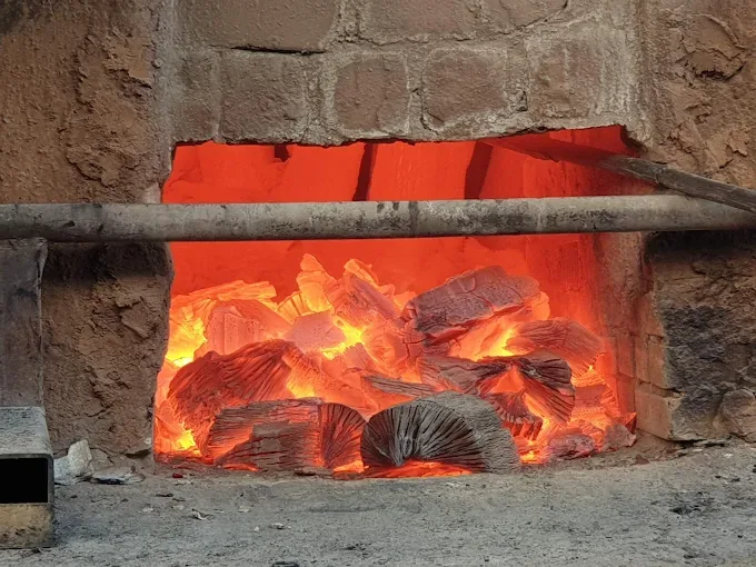 덕산참숯랜드 화로에서 숯을 태우고 있다.
