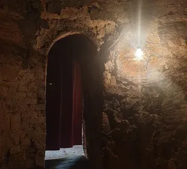 덕산참숯랜드의 찜질방 입구는 황토벽돌로 구성되어있고 황토 미장으로 마감하였다.