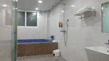 가족탕 특실은 검회색의 대리석 타일, 모노레일 타입 타일, 파란색 소형 타일로 만들어진 가족탕이 있다.