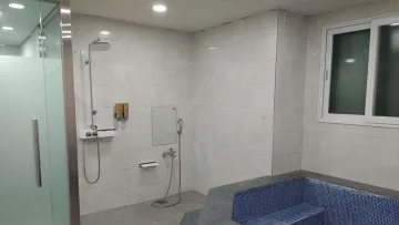 가족탕 내부의 샤워시설