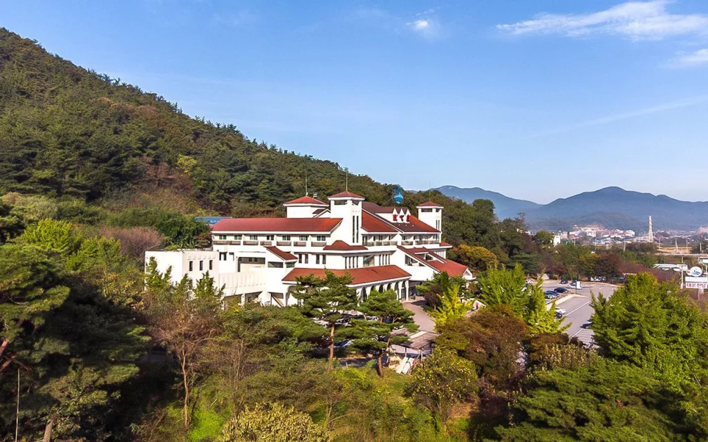 세심천온천호텔은 수암산 자연 속에 위치한 온천호텔이다.