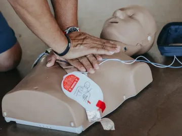 심폐소생술 (CPR) 교육용 마네킹에 가슴압박을 시행 중인 장면