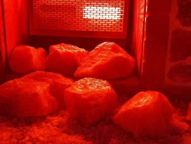 소금 결정과 적외선이 비추는 덕산온천불가마 소금방 내부