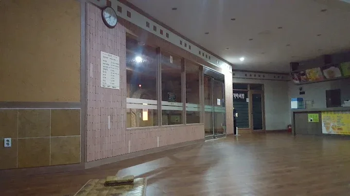덕산온천불가마의 넓고 쾌적한 찜질방 공용 공간