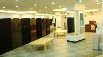 청결함이 돋보이는 가야관광호텔 온천탕 탈의실, 준비부터 기분 좋은 시작