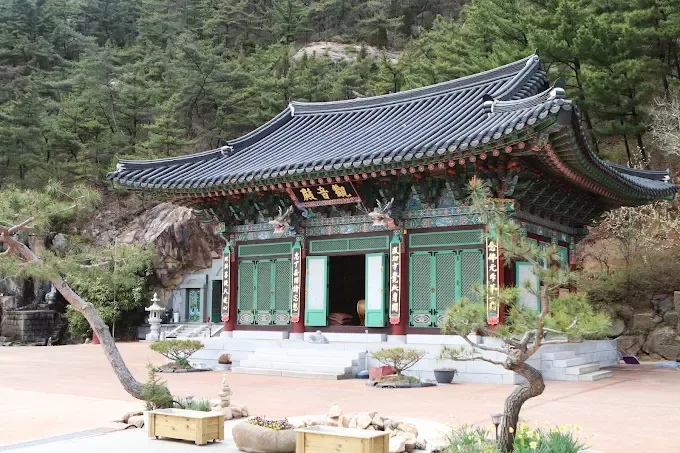 법륜사의 대표 전각인 관음전 전경