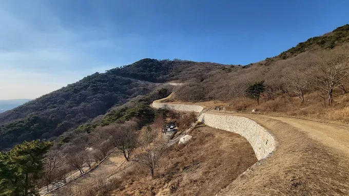 백제 유적지 임존성의 성곽 산성길 전경