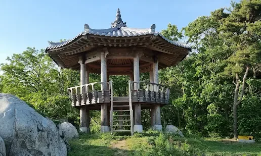 충남 예산 임존성에 위치한 정자 전망대