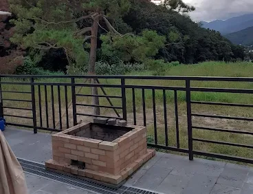 자연 전망을 즐길 수 있는 라온풀빌라 숯불바베큐 시설
